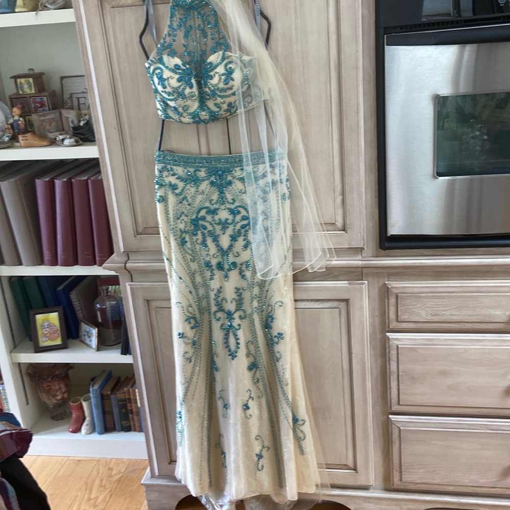 Lucci Lu gown beaded sz 6 2 pc w/ scarf